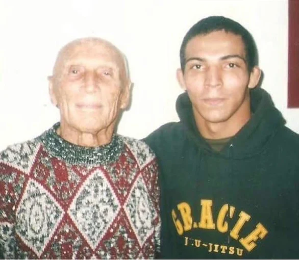 Registro histórico de Rodrigo Aleixo ao lado de Hélio Gracie